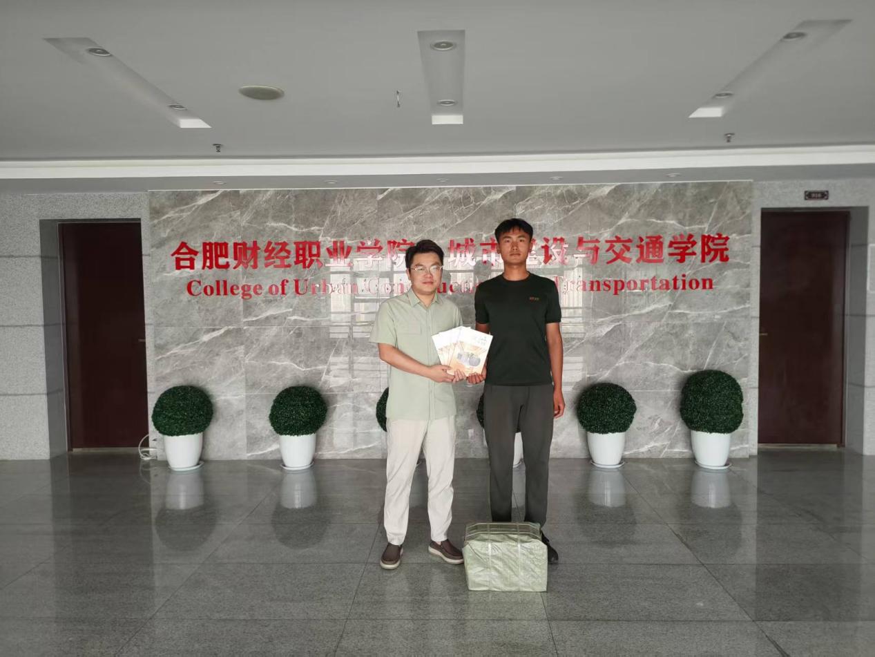 书香传情润校园 六尺巷风显担当  ——城市建设与交通学院学子捐赠书籍《文化“六尺巷”》50册