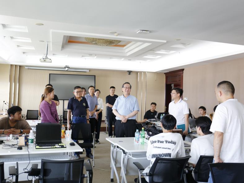 学校领导调研全国大学生嵌入式芯片与系统设计竞赛备赛工作