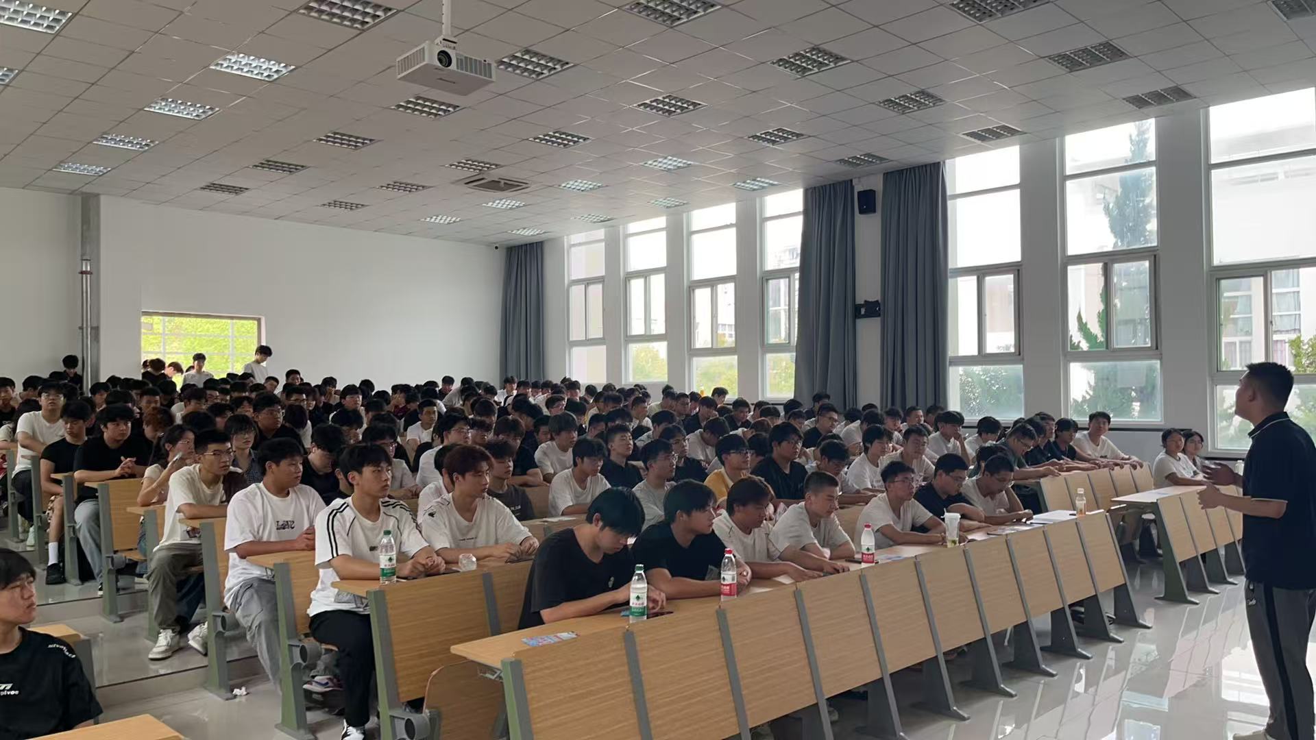 驾驭未来，从“新”开始 —2025级新能源汽车技术专业介绍会