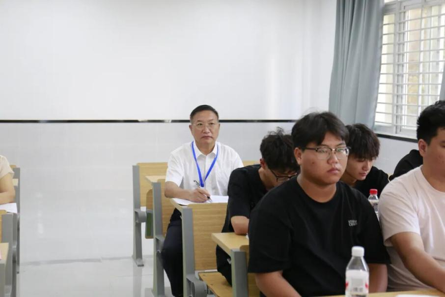 校领导深入课堂开展“新生第一课”听评课