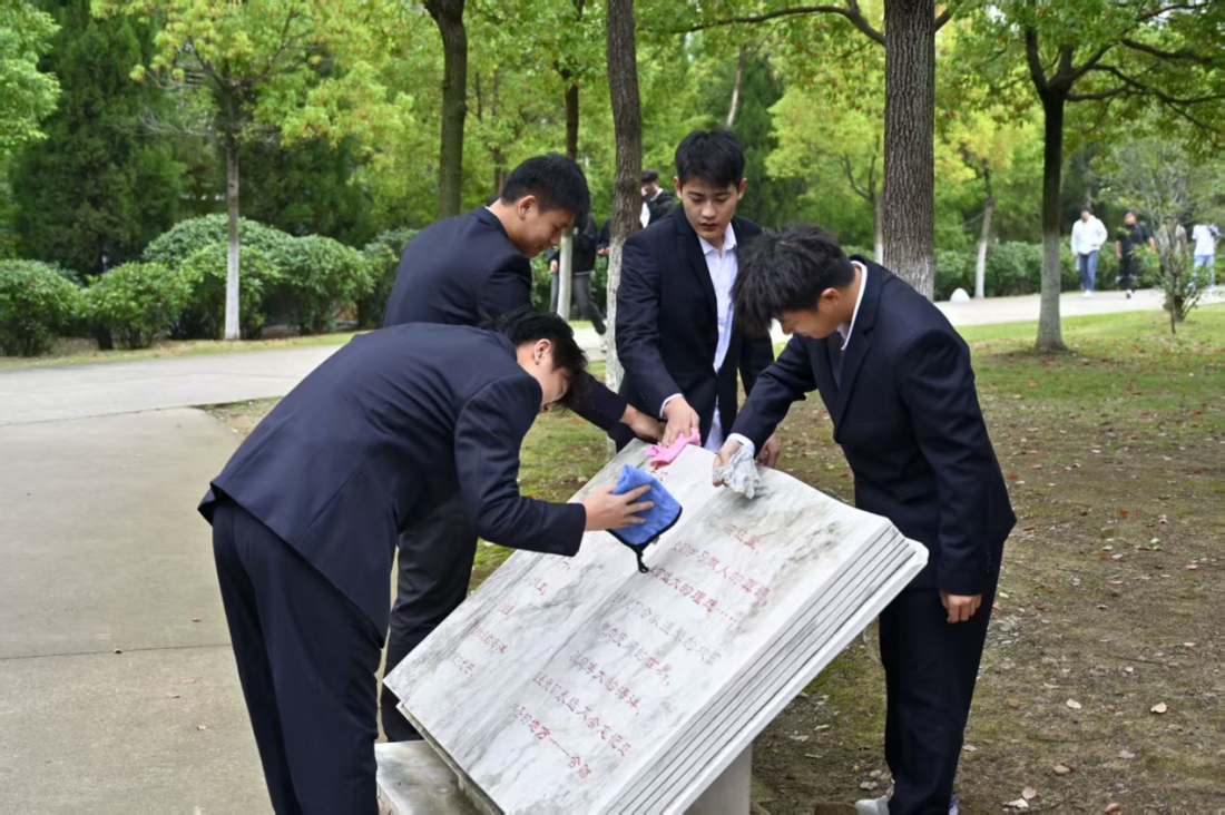 人工智能与制造学院积极分子开展“理论铸魂·环境育人”党课实践活动